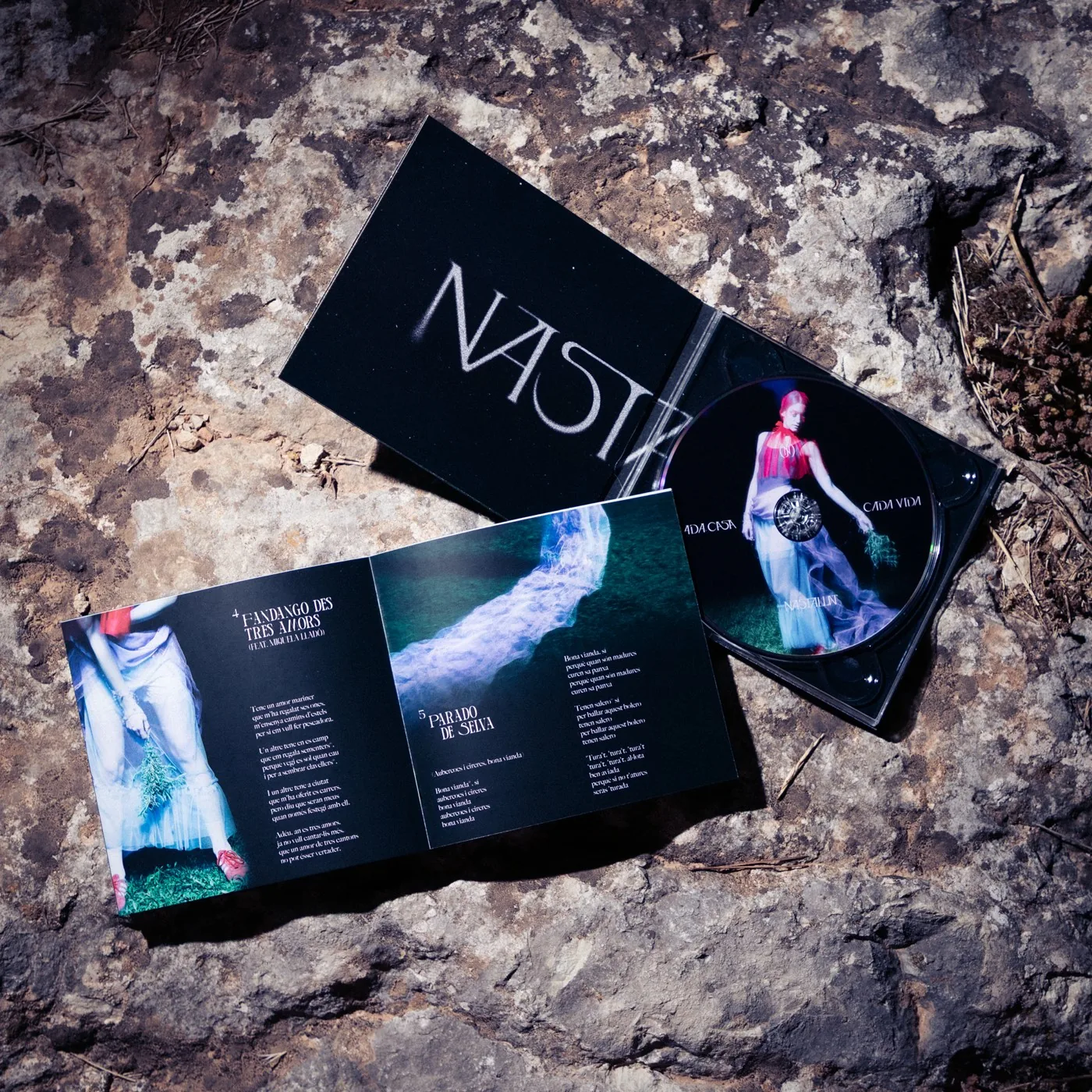 El digipack obert amb el llibret de lletres