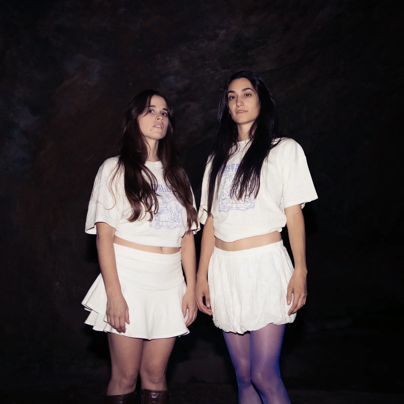 Dues noies amb la samarreta beige de Nastallat